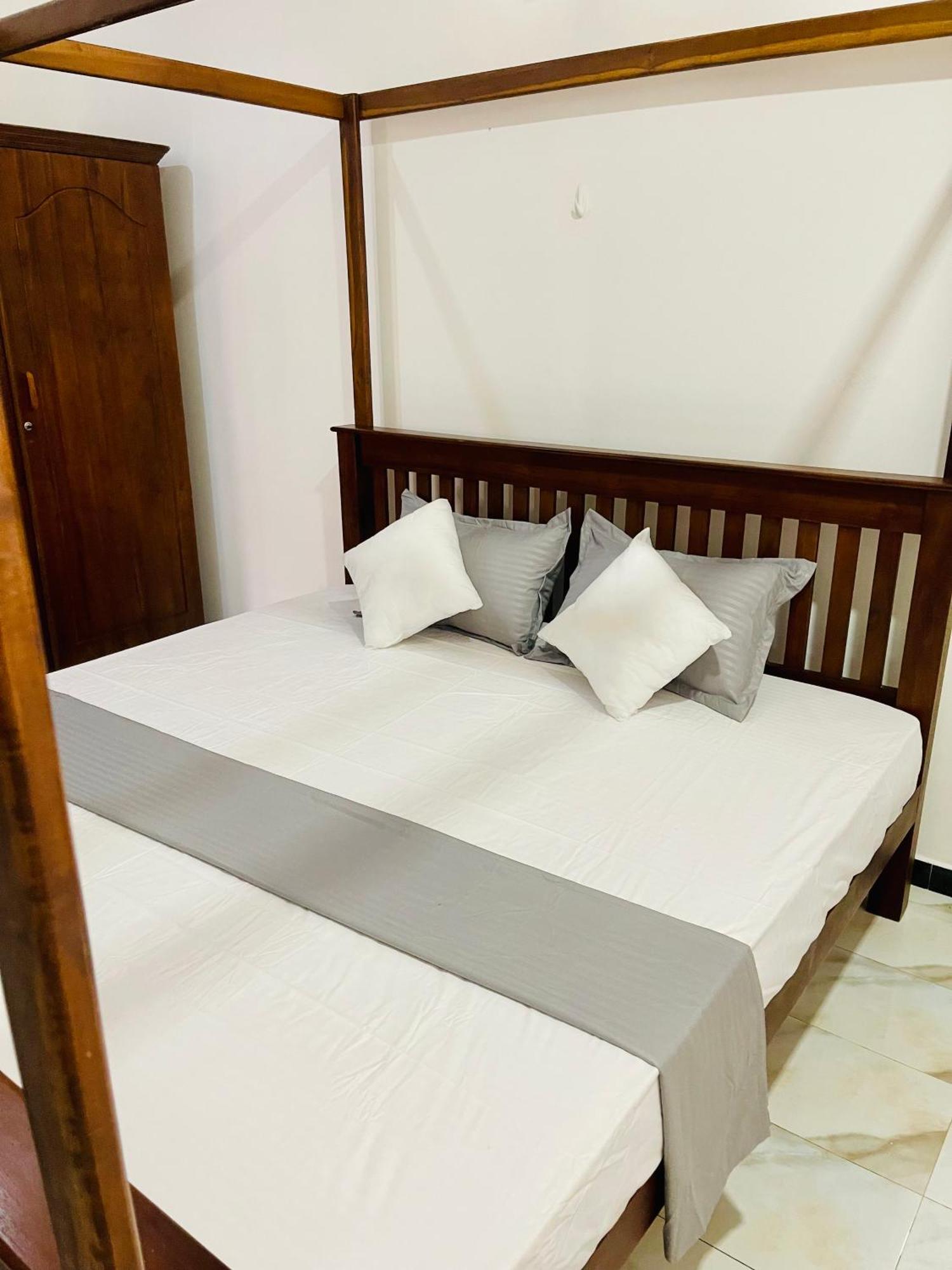 Sand & Surf Guest House Негомбо Экстерьер фото