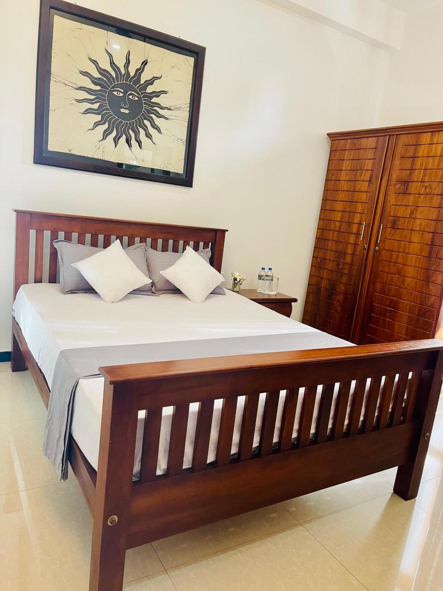 Sand & Surf Guest House Негомбо Экстерьер фото