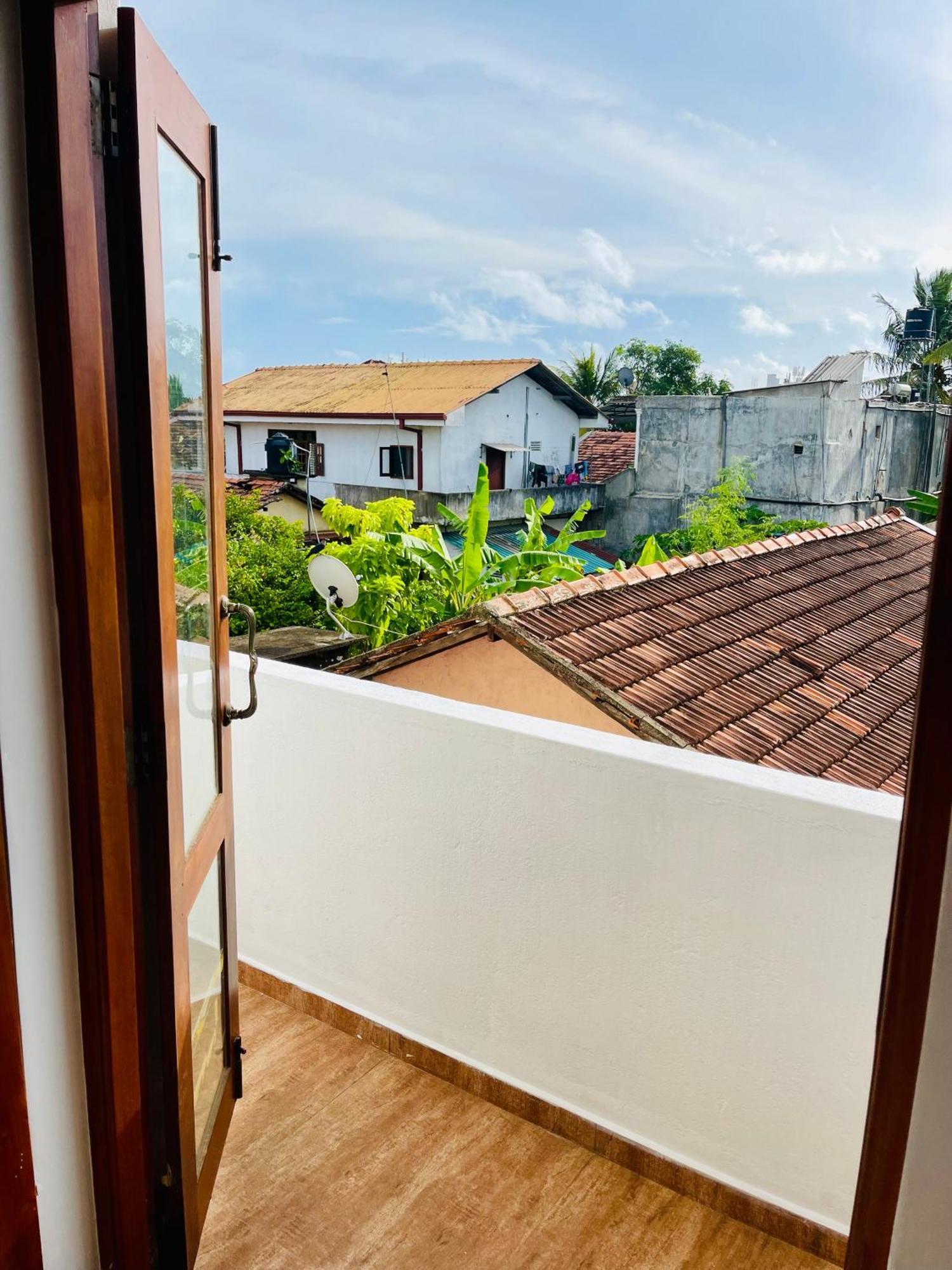 Sand & Surf Guest House Негомбо Экстерьер фото
