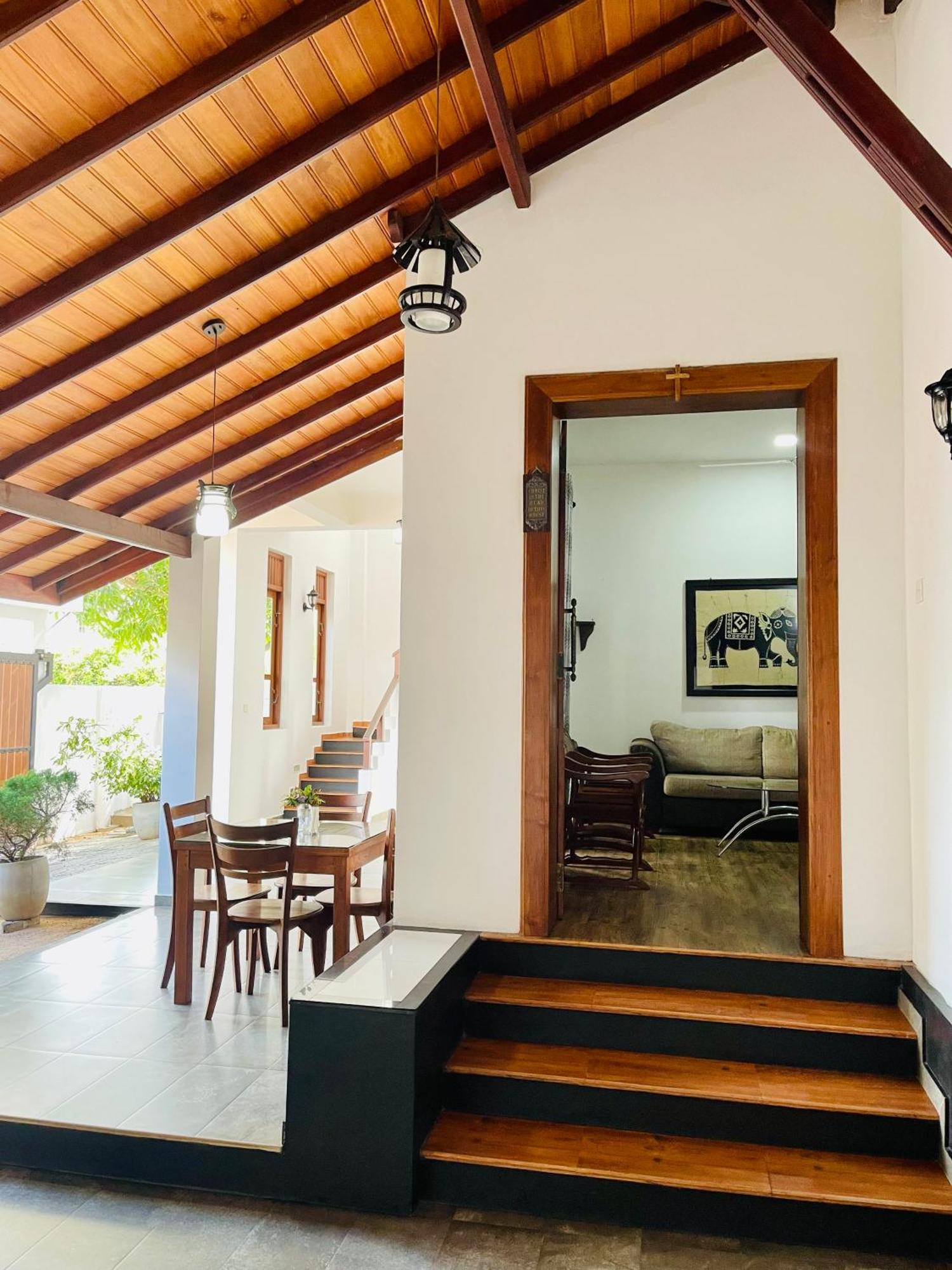 Sand & Surf Guest House Негомбо Экстерьер фото