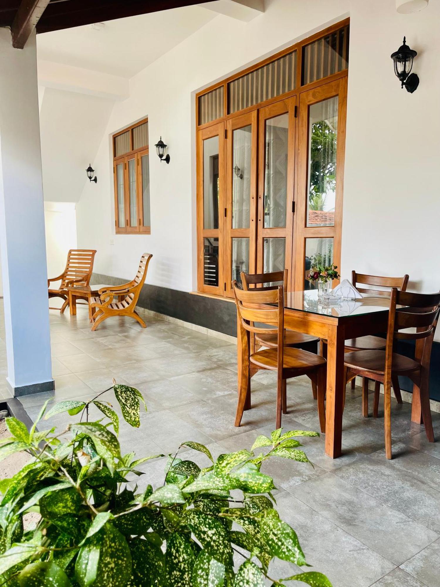 Sand & Surf Guest House Негомбо Экстерьер фото