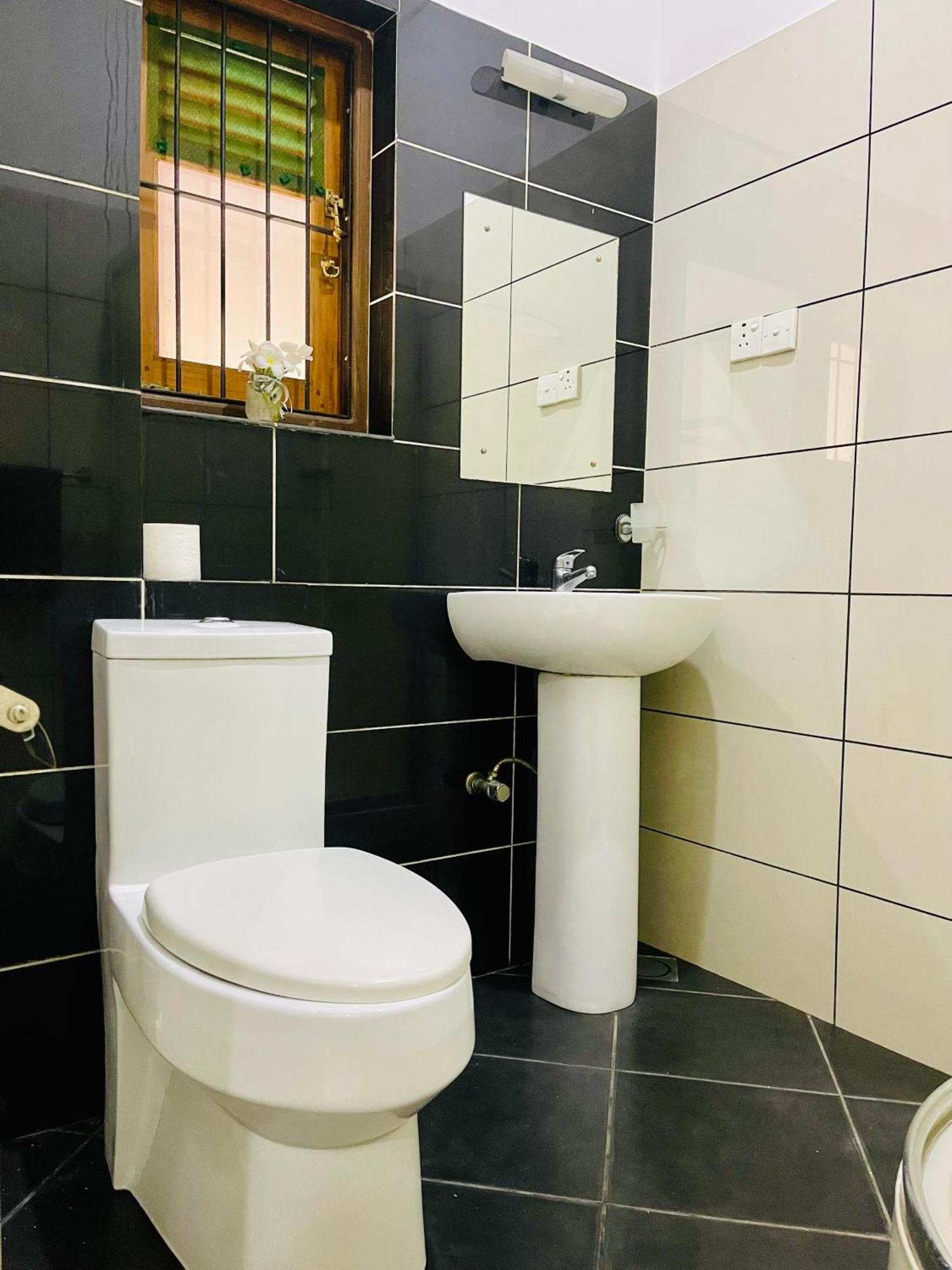 Sand & Surf Guest House Негомбо Экстерьер фото
